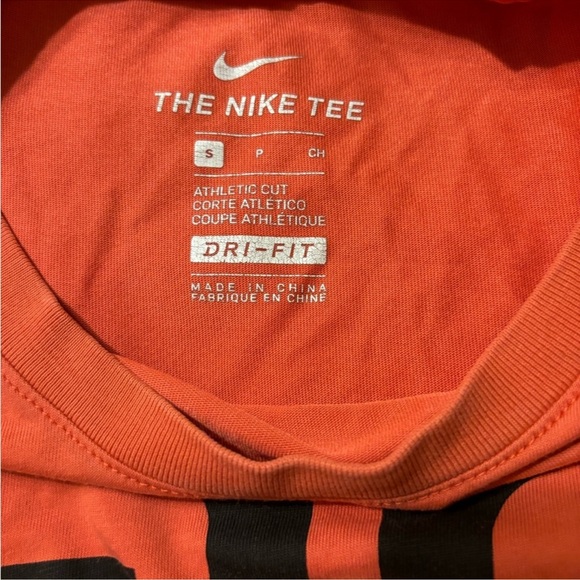 Nike bundle size small 2 tees and one long sleeve - Picture 8 of 12